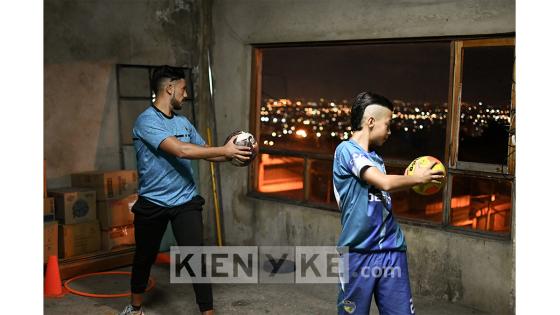 Es una nueva metodología para aprender y no dejar el fútbol. Nadie estaba preparado pero las barreras pueden ser superadas con la ayuda de la tecnología.   Foto: Andrés Lozano 