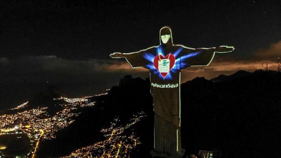 El Cristo Redentor de Río de Janeiro luce una máscara proyectada en su rostro para concienciar a la población de la importancia de su uso durante la pandemia de coronavirus.  Foto: Antonio Lacerda - EFE