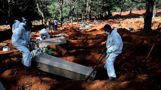 Así es el día a día de los sepultureros del cementerio brasileño de Vila Formosa, el mayor de Latinoamérica, en plena pandemia de coronavirus: "Es un cuerpo detrás de otro, no paramos".  Foto:  Fernando Bizerra - EFE