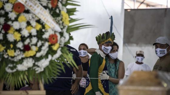 Ciudadanos asisten al funeral del cacique Messías Kokama, de 53 años, víctima de covid-19, en el Parque de las Tribos, en la ciudad de Manaos, Amazonas (Brasil).  Foto: Raphael Alves