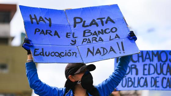 Cientos de estudiantes ecuatorianos, desafiando a las restricciones sanitarias aplicadas por el coronavirus, realizaron una "manifestación biosegura" contra los recortes presupuestarios a las universidades.    Foto: José Jácome - EFE 