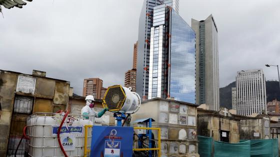 Funcionarios de la Alcaldía de Bogotá y el Ejército participan en una jornada de limpieza y desinfección en la zonas que tiene más casos confirmados de Coronavirus en Bogotá.  Foto: Alcaldía de Bogotá 
