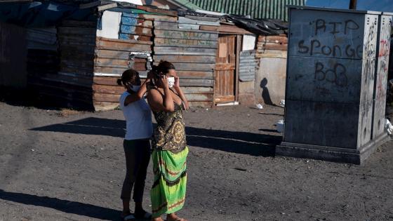 El presidente sudafricano Cyril Ramaphosa anunció un paquete de ayuda económica de 500 mil millones de Rand (24,7 mil millones de euros) destinado a ayudar a algunos de los ciudadanos más pobres en medio de la actual pandemia de coronavirus.  Foto: Nic Bothma - EFE