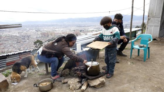 Resignación e impotencia son los sentimientos que embargan a niños, mujeres y hombres del barrio Altos de la Estancia, en el sur de Bogotá, tras ser desalojados de sus precarias viviendas en plena cuarentena decretada por el Gobierno colombiano para frenar la expansión del coronavirus.  Foto: Mauricio Dueñas Castañeda