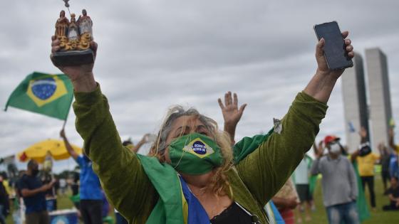 Defensores del presidente brasileño Jair Bolsonaro, realizan un acto de protesta en la capital federal Brasilia, contra el Supremo Tribunal de Justicia (STF) de Brasil, los presidentes de la Cámara de Diputados y del Senado federal y los gobernadores que apoyan la cuarentena durante la pandemia de coronavirus que ya ha dejado a más de 10 mil personas fallecidas en el país.  Foto: Andre Borges - EFE 
