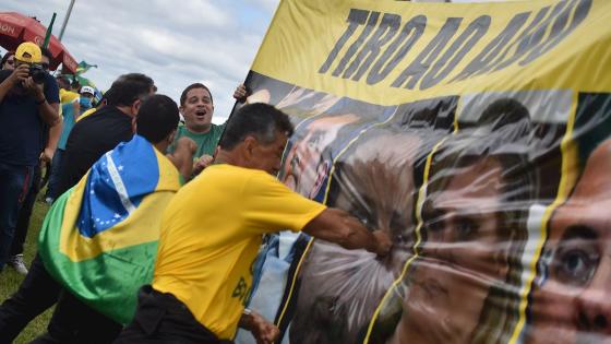 Defensores del presidente brasileño Jair Bolsonaro, realizan un acto de protesta en la capital federal Brasilia, contra el Supremo Tribunal de Justicia (STF) de Brasil, los presidentes de la Cámara de Diputados y del Senado federal y los gobernadores que apoyan la cuarentena durante la pandemia de coronavirus que ya ha dejado a más de 10 mil personas fallecidas en el país.  Foto: Andre Borges - EFE 