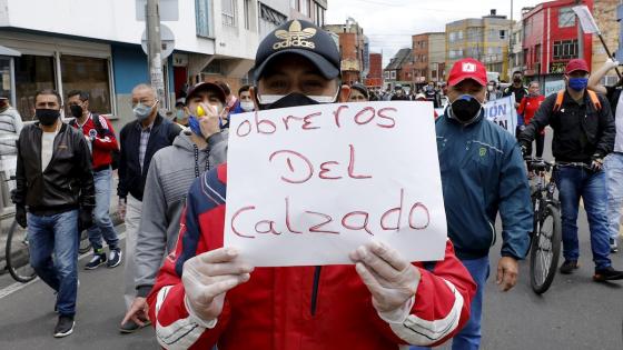 Trabajadores del sector del calzado participan en una marcha en la que exigen que se hagan efectivas las ayudas del Gobierno, al no contar con ningún ingreso económico y sin la posibilidad de poder trabajar debido a la cuarentena nacional por cuenta de la pandemia por coronavirus.  Foto: Mauricio Dueñas - EFE