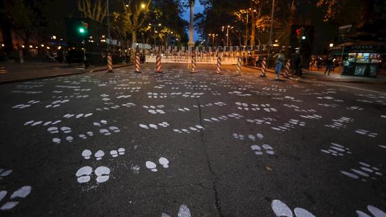 Cientos de miles de personas invaden las calles para marchar, en silencio, por los casi 200 detenidos desaparecidos en la dictadura cívico-militar (1973-1985). Sin embargo, el Covid-19 cambió los planes de la 25ª edición de esta convocatoria. Este miércoles, la petición de verdad y justicia y las ganas de saber qué pasó con aquellos a quienes parece se tragó la tierra, se escaparon de las calles.   Foto: Federico Anfitti - EFE 