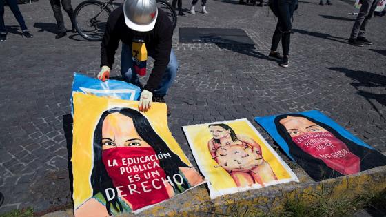 Cientos de estudiantes ecuatorianos, desafiando a las restricciones sanitarias aplicadas por el coronavirus, realizaron una "manifestación biosegura" contra los recortes presupuestarios a las universidades.    Foto: José Jácome - EFE 