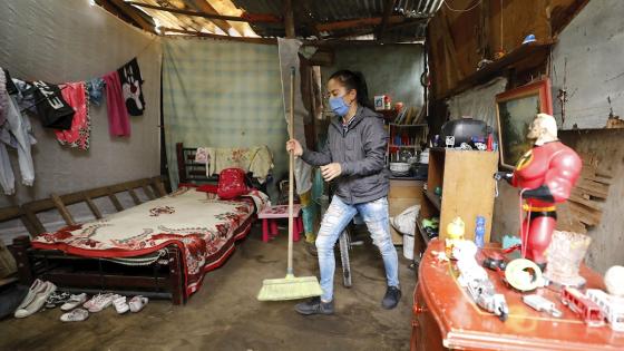 Resignación e impotencia son los sentimientos que embargan a niños, mujeres y hombres del barrio Altos de la Estancia, en el sur de Bogotá, tras ser desalojados de sus precarias viviendas en plena cuarentena decretada por el Gobierno colombiano para frenar la expansión del coronavirus. Foto: Mauricio Dueñas Castañeda Resignación e impotencia son los sentimientos que embargan a niños, mujeres y hombres del barrio Altos de la Estancia, en el sur de Bogotá, tras ser desalojados de sus precarias viviendas en plena cuarentena decretada por el Gobierno colombiano para frenar la expansión del coronavirus. Foto: Mauricio Dueñas Castañeda