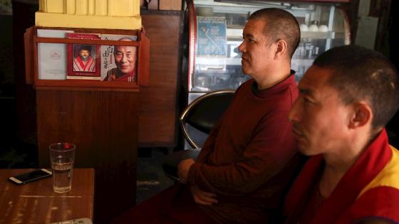 El líder espiritual tibetano Dalai Lama habló a través de una transmisión en vivo impartiendo enseñanzas budistas, a pedido de individuos y grupos de todo el mundo.  Foto: Sanjay Baid - EFE 