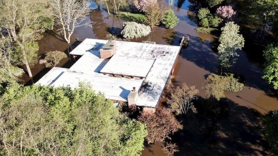 El 19 de mayo de 2020 La presa cedió después de fuertes lluvias, enviando agua río abajo y haciendo que la presa de Sanford cediera. Casi 10,000 personas fueron obligadas a evacuar sus hogares.  Foto: Tannen Maury