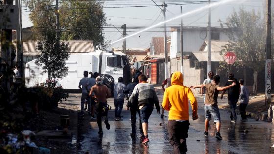 Alrededor de un centenar de vecinos de El Bosque, una localidad de la periferia de Santiago, protestaron para denunciar la falta de alimentos y la pobreza que sufren a causa de la cuarentena decretada por el Gobierno para tratar de contener la pandemia por el coronavirus.  Foto: Sebastián Silva - EFE