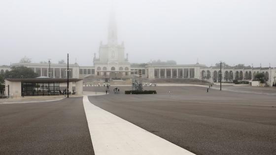 Este año el día de la virgen de Fátima se celebra sin la presencia física de los peregrinos debido a la pandemia de Covid-19, sin embargo hoy se realizo una peregrinación en la Basílica de Nuestra Señora del Rosario en el santuario de Fátima.  Foto: Paulo Novais - EFE 