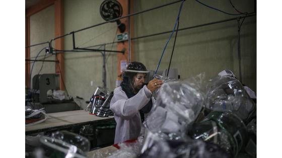 Para evitar la propagación del Covid-19, una microempresa del municipio de Soacha creó unos elementos de bioseguridad llamados ‘Caretas de vida’, que consiste en la fabricación en serie de máscaras antifluido, de bajo costo, elaboradas en polietileno reciclable.  Foto: Juancho Torres - Anadolu