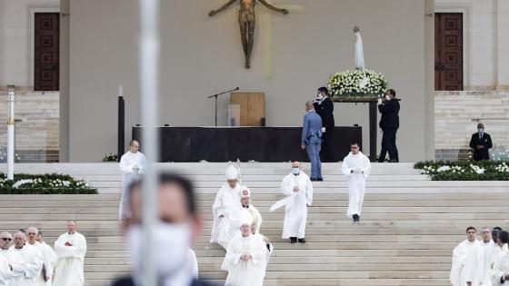Este año el día de la virgen de Fátima se celebra sin la presencia física de los peregrinos debido a la pandemia de Covid-19, sin embargo hoy se realizo una peregrinación en la Basílica de Nuestra Señora del Rosario en el santuario de Fátima.  Foto: Paulo Novais - EFE 