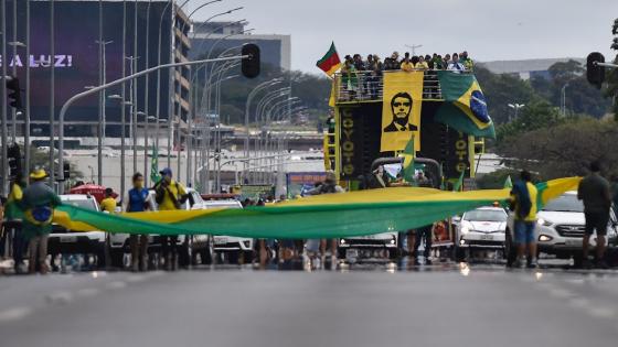 Defensores del presidente brasileño Jair Bolsonaro, realizan un acto de protesta en la capital federal Brasilia, contra el Supremo Tribunal de Justicia (STF) de Brasil, los presidentes de la Cámara de Diputados y del Senado federal y los gobernadores que apoyan la cuarentena durante la pandemia de coronavirus que ya ha dejado a más de 10 mil personas fallecidas en el país.  Foto: Andre Borges - EFE 