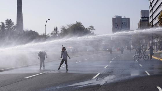 Fuerzas Especiales de Carabineros acompañaron a los manifestantes durante una concentración en la Plaza Italia de Santiago (Chile), con motivo de la celebración del Día Internacional del Trabajador.  Foto: Alberto Valdés