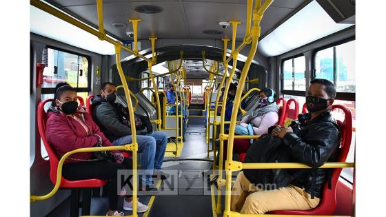 A medida que los sectores de la construcción y manufactura han ido reactivando su economía en la ciudad de Bogotá, el Sistema de TransMilenio ha sido el principal medio de transporte para su movilidad. Esto ha generado que la capacidad permitida de ocupación, en el marco de la emergencia sanitaria, llegue a su punto máximo. De ser así, el servicio no podría continuar debido al alto riesgo de contagios que se podría presentar en este espacio.   Foto: Andrés Lozano - KienyKe.com