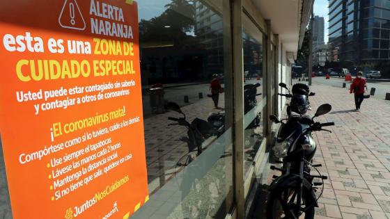 Bogotá amaneció este jueves con cinco nuevas zonas en alerta naranja por la pandemia de COVID-19, sectores que estarán bajo vigilancia epidemiológica para frenar la cadena de contagios en la capital colombiana donde están 4.685 de los 12.930 casos del país.  Foto: Carlos Ortega - EFE