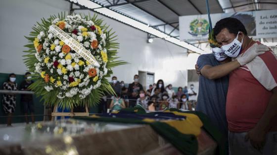 Ciudadanos asisten al funeral del cacique Messías Kokama, de 53 años, víctima de covid-19, en el Parque de las Tribos, en la ciudad de Manaos, Amazonas (Brasil).  Foto: Raphael Alves