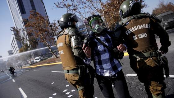 Fuerzas Especiales de Carabineros acompañaron a los manifestantes durante una concentración en la Plaza Italia de Santiago (Chile), con motivo de la celebración del Día Internacional del Trabajador.  Foto: Alberto Valdés