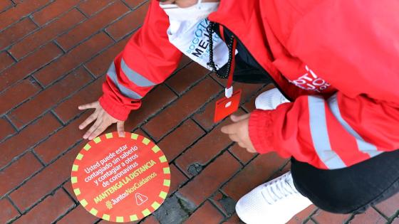 Bogotá amaneció este jueves con cinco nuevas zonas en alerta naranja por la pandemia de COVID-19, sectores que estarán bajo vigilancia epidemiológica para frenar la cadena de contagios en la capital colombiana donde están 4.685 de los 12.930 casos del país.  Foto: Carlos Ortega - EFE