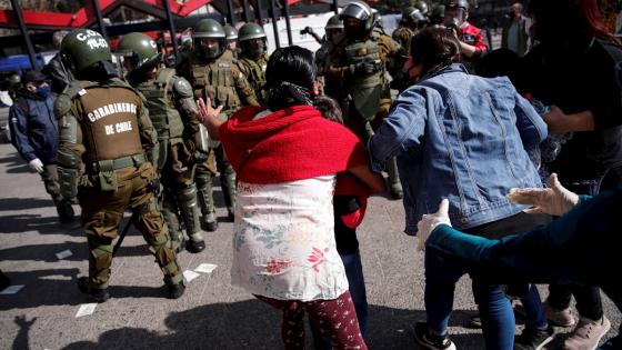 Fuerzas Especiales de Carabineros acompañaron a los manifestantes durante una concentración en la Plaza Italia de Santiago (Chile), con motivo de la celebración del Día Internacional del Trabajador.  Foto: Alberto Valdés