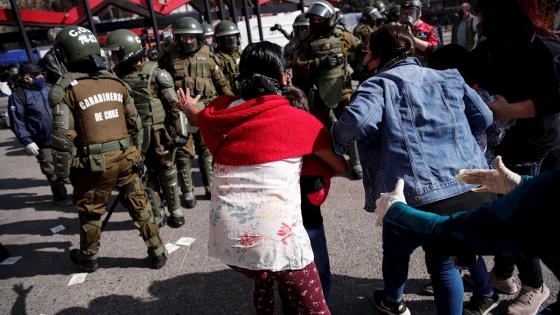 Fuerzas Especiales de Carabineros acompañaron a los manifestantes durante una concentración en la Plaza Italia de Santiago (Chile), con motivo de la celebración del Día Internacional del Trabajador.  Foto: Alberto Valdés