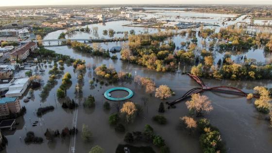 El 19 de mayo de 2020 La presa cedió después de fuertes lluvias, enviando agua río abajo y haciendo que la presa de Sanford cediera. Casi 10,000 personas fueron obligadas a evacuar sus hogares.  Foto: Tannen Maury