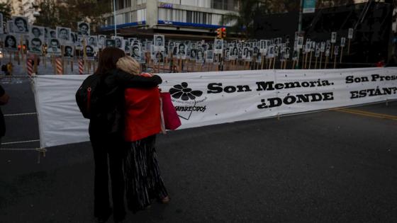 Cientos de miles de personas invaden las calles para marchar, en silencio, por los casi 200 detenidos desaparecidos en la dictadura cívico-militar (1973-1985). Sin embargo, el Covid-19 cambió los planes de la 25ª edición de esta convocatoria. Este miércoles, la petición de verdad y justicia y las ganas de saber qué pasó con aquellos a quienes parece se tragó la tierra, se escaparon de las calles.   Foto: Federico Anfitti - EFE 