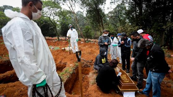 Así es el día a día de los sepultureros del cementerio brasileño de Vila Formosa, el mayor de Latinoamérica, en plena pandemia de coronavirus: "Es un cuerpo detrás de otro, no paramos".  Foto:  Fernando Bizerra - EFE