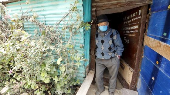 Resignación e impotencia son los sentimientos que embargan a niños, mujeres y hombres del barrio Altos de la Estancia, en el sur de Bogotá, tras ser desalojados de sus precarias viviendas en plena cuarentena decretada por el Gobierno colombiano para frenar la expansión del coronavirus. Foto: Mauricio Dueñas Castañeda Resignación e impotencia son los sentimientos que embargan a niños, mujeres y hombres del barrio Altos de la Estancia, en el sur de Bogotá, tras ser desalojados de sus precarias viviendas en plena cuarentena decretada por el Gobierno colombiano para frenar la expansión del coronavirus. Foto: Mauricio Dueñas Castañeda