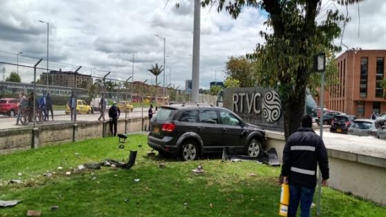 Impactante choque de camioneta contra las instalaciones de RTVC Impactante choque de camioneta contra las instalaciones de RTVC