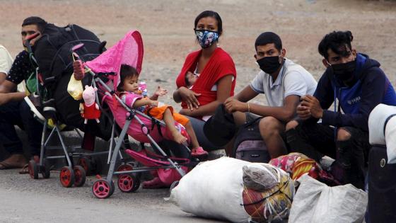 El deseo de miles de venezolanos de regresar a su país por la pandemia del coronavirus, que los dejó sin oportunidades de trabajo en Colombia, se ha convertido en toda una odisea para familias enteras que a diario chocan con todo tipo de obstáculos para llegar hasta la frontera.   Foto: Alex Pérez - EFE 
