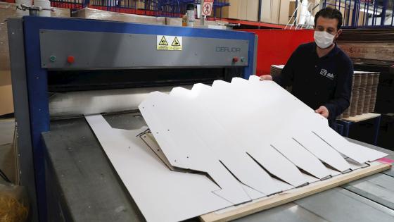 La fábrica ABC Displays comenzó a producir camas hospitalarias hechas con cartón, que cumplen con una doble función, ya que pueden transformarse en ataúdes si el paciente fallece por Covid-19.  Foto: Carlos Ortega - EFE