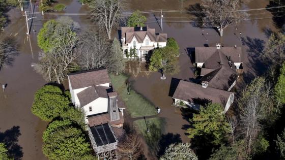 El 19 de mayo de 2020 La presa cedió después de fuertes lluvias, enviando agua río abajo y haciendo que la presa de Sanford cediera. Casi 10,000 personas fueron obligadas a evacuar sus hogares.  Foto: Tannen Maury