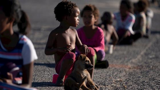 El presidente sudafricano Cyril Ramaphosa anunció un paquete de ayuda económica de 500 mil millones de Rand (24,7 mil millones de euros) destinado a ayudar a algunos de los ciudadanos más pobres en medio de la actual pandemia de coronavirus.  Foto: Nic Bothma - EFE