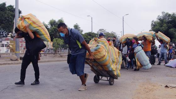 El deseo de miles de venezolanos de regresar a su país por la pandemia del coronavirus, que los dejó sin oportunidades de trabajo en Colombia, se ha convertido en toda una odisea para familias enteras que a diario chocan con todo tipo de obstáculos para llegar hasta la frontera.   Foto: Alex Pérez - EFE 