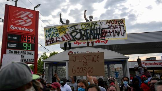 Un video publicado en línea el 25 de mayo muestra a George Floyd suplicando a los oficiales que lo arrestaron que no podía respirar cuando un oficial se arrodilló sobre su cuello.  Foto: Craig Lassig - EFE