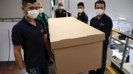 La fábrica ABC Displays comenzó a producir camas hospitalarias hechas con cartón, que cumplen con una doble función, ya que pueden transformarse en ataúdes si el paciente fallece por Covid-19.  Foto: Carlos Ortega - EFE