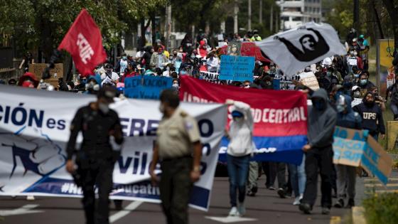 Cientos de estudiantes ecuatorianos, desafiando a las restricciones sanitarias aplicadas por el coronavirus, realizaron una "manifestación biosegura" contra los recortes presupuestarios a las universidades.    Foto: José Jácome - EFE 