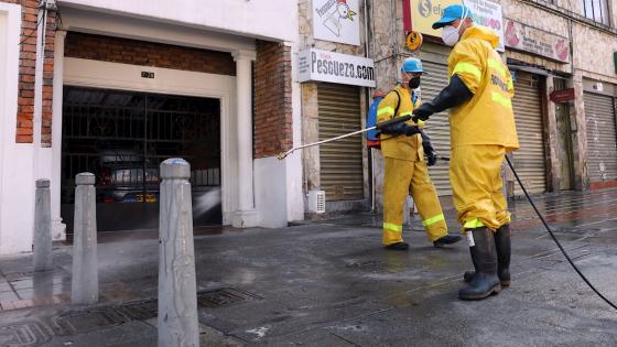 Bogotá amaneció este jueves con cinco nuevas zonas en alerta naranja por la pandemia de COVID-19, sectores que estarán bajo vigilancia epidemiológica para frenar la cadena de contagios en la capital colombiana donde están 4.685 de los 12.930 casos del país.  Foto: Carlos Ortega - EFE