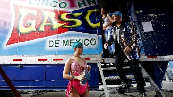 El mundo del circo vive sus peores días en Bogotá desde hace casi dos meses por el confinamiento del coronavirus, pero algunos artistas se resisten a bajar el telón y confían en que más temprano que tarde el público regresará para darle vida al espectáculo.  Foto: Mauricio Dueñas - EFE 