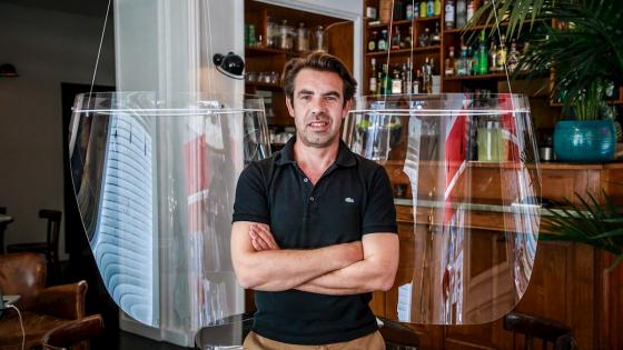 El diseñador francés Christophe Gernigon posa con su creación 'la burbuja de plexiglás' que rodea a los clientes para protegerlos de la infección por covid-19 durante una presentación en el restaurante HAND en París.   Foto: Christophe Petit Tesson - EFE