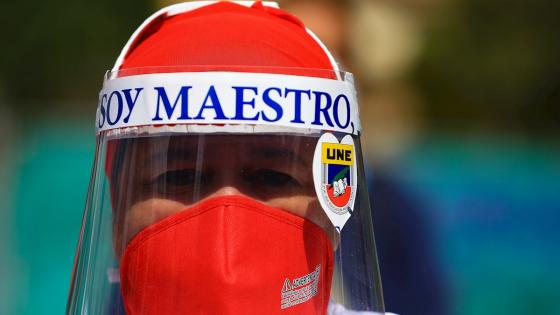 Cientos de estudiantes ecuatorianos, desafiando a las restricciones sanitarias aplicadas por el coronavirus, realizaron una "manifestación biosegura" contra los recortes presupuestarios a las universidades.    Foto: José Jácome - EFE 