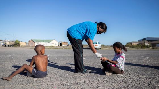 El presidente sudafricano Cyril Ramaphosa anunció un paquete de ayuda económica de 500 mil millones de Rand (24,7 mil millones de euros) destinado a ayudar a algunos de los ciudadanos más pobres en medio de la actual pandemia de coronavirus.  Foto: Nic Bothma - EFE