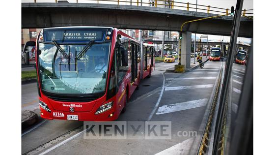 A medida que los sectores de la construcción y manufactura han ido reactivando su economía en la ciudad de Bogotá, el Sistema de TransMilenio ha sido el principal medio de transporte para su movilidad. Esto ha generado que la capacidad permitida de ocupación, en el marco de la emergencia sanitaria, llegue a su punto máximo. De ser así, el servicio no podría continuar debido al alto riesgo de contagios que se podría presentar en este espacio.   Foto: Andrés Lozano - KienyKe.com