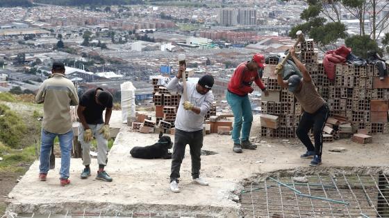 Resignación e impotencia son los sentimientos que embargan a niños, mujeres y hombres del barrio Altos de la Estancia, en el sur de Bogotá, tras ser desalojados de sus precarias viviendas en plena cuarentena decretada por el Gobierno colombiano para frenar la expansión del coronavirus. Foto: Mauricio Dueñas Castañeda Resignación e impotencia son los sentimientos que embargan a niños, mujeres y hombres del barrio Altos de la Estancia, en el sur de Bogotá, tras ser desalojados de sus precarias viviendas en plena cuarentena decretada por el Gobierno colombiano para frenar la expansión del coronavirus. Foto: Mauricio Dueñas Castañeda