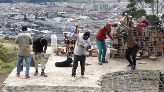 Resignación e impotencia son los sentimientos que embargan a niños, mujeres y hombres del barrio Altos de la Estancia, en el sur de Bogotá, tras ser desalojados de sus precarias viviendas en plena cuarentena decretada por el Gobierno colombiano para frenar la expansión del coronavirus.  Foto: Mauricio Dueñas Castañeda